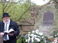 Landesrabbiner Walter Rothschild vor dem Gedenkstein im Wittmoor