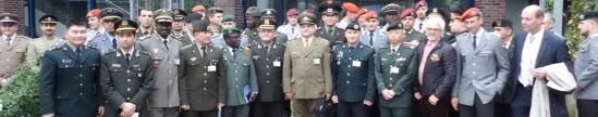 Gruppenbild: Internationale Militärs vor dem Eingang des Ulzburger Rathauses