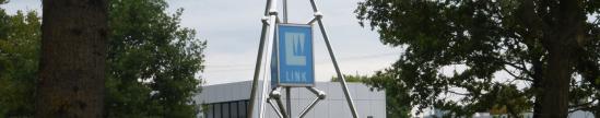 Firmensitz der Waldemar Link GmbH, Firmenschild in einer Installation