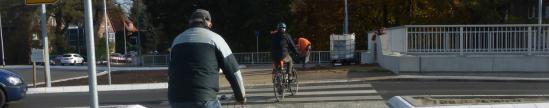 Radfahrer auf dem Zebrastreifen am Kreisel.