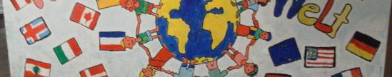 Wandbild mit Weltkugel, darum viele Kinder und Nationalflaggen
