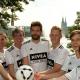 7 Aktive des Startschuss SLSV in Deutschland-Trikots mit einem Fußball