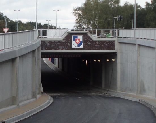 Blick in, bzw. durch den Tunnel unter dem in Bau befindlichen Knoten Ochsenzoll