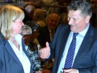 Nach dem Wahlgang: Bruster gratuliert Rathje-Hoffmann (Foto: CDU Segeberg)