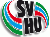 Wappen des SV Henstedt-Ulzburg, rot-blau-grüne Streifen mit dem Schriftzug SVHU