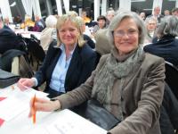 Katja Rathje-Hoffmann und Kathrin Oehme zusammen am Tisch