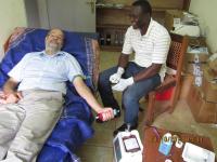 Holger Weihe spendet für eine Blutbank in Serabu/Sierra Leone