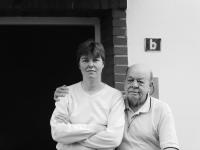 Tina und Reinhard Bomme vor ihrem Hauseingang in der Greifswalder Kehre