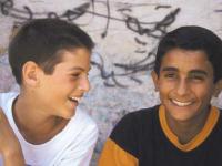 Filmszene aus &quot;Promises&quot;, ein israelischer und ein palästinensischer Junge.