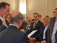 Jan Peter Schröder hebt die Hand, CDU-Landtagsabgeordnete schauen ihn an.