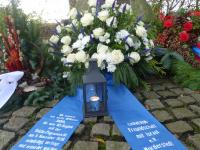 Kranz und Blumen am Gedenkstein im Wittmoor