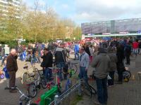 Gewimmel auf dem Fahrradflohmarkt 2012, viele Menschen und Stände