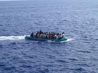Ein mit zahllosen Flüchtlingen besetztes Boot im Meer