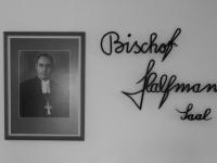 Schwarz-Weiß-Portrait eines Bischofs, Schriftzug &quot;Bischof-Halfmann-Saal&quot;