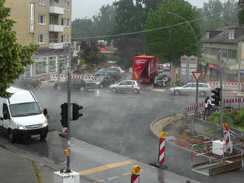 Dampfender Asphalt an der Kreuzung Ohechaussee, Ochsenzoller Straße ...