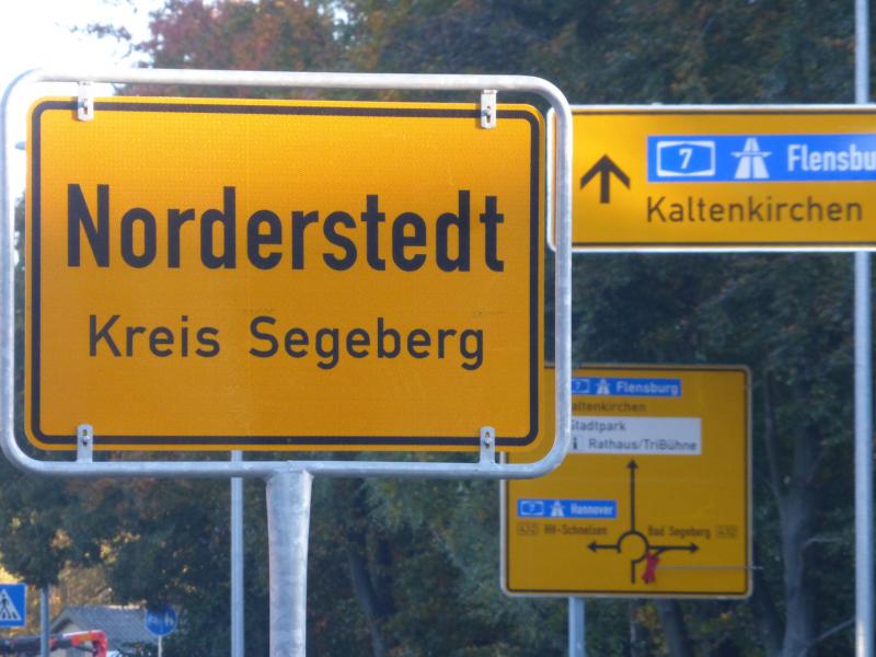 Schilderwald, Ortseingangsschild und verschiedene Hinweise