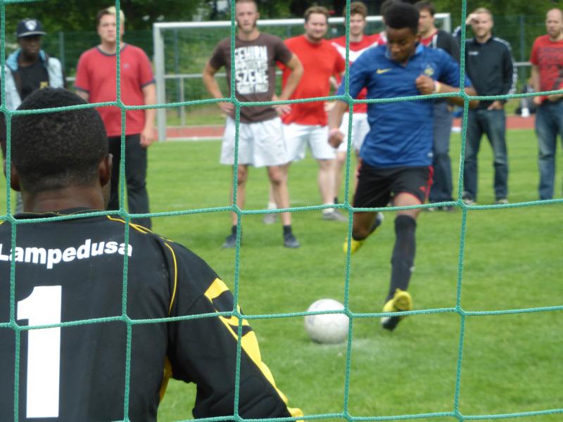 Elfmeterschießen im Finale, hier schießt ein Spieler des Teams "Doppelpfosten".