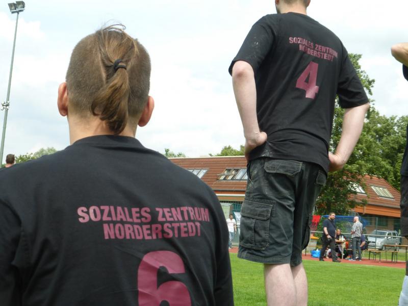 Zwei Spieler des Sozialen Zentrums mit dem Trikot zur Kamera.