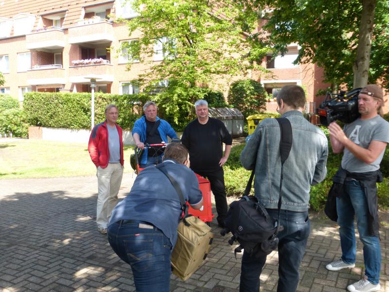 Pressetermin: Mitglieder der LINKEN posieren vor betroffenen Wohnungen.