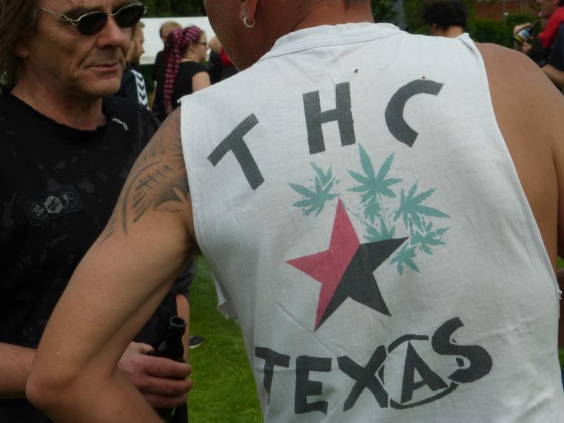 Shirt mit Aufschrift "THC Texas" und schwarz-rotem Stern.