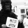 Als Affe verkleideter Antifaschist